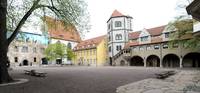 Innenhof: von links nach rechts: Nordflügel, Maria-Magdalena-Kapelle, Lazarettgebäude, Torturm, östlicher Wehrgang, 2010